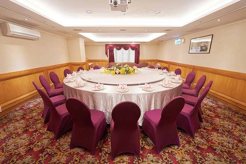 住都大飯店外觀與寬敞免費停車場，方便宴會賓客停車